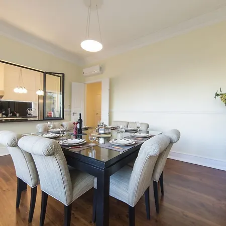 Spacious 4bdr River View Apartamento *