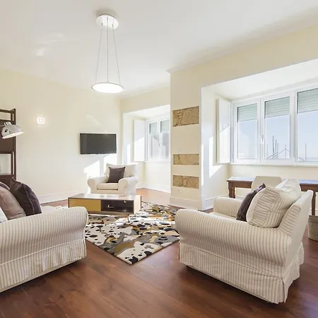Spacious 4bdr River View Apartamento *