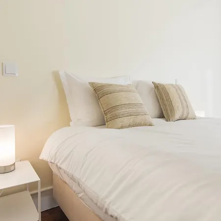 Spacious 4bdr River View Apartamento