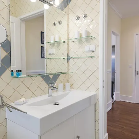 Spacious 4bdr River View Apartment *