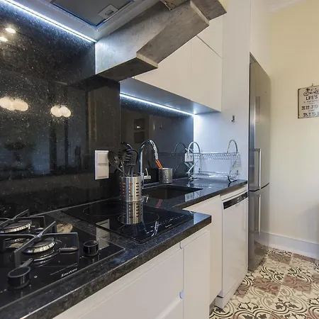Spacious 4bdr River View *