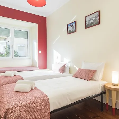 Spacious 4bdr River View Apartment *