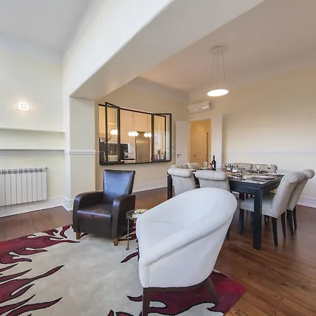 Spacious 4bdr River View Appartamento