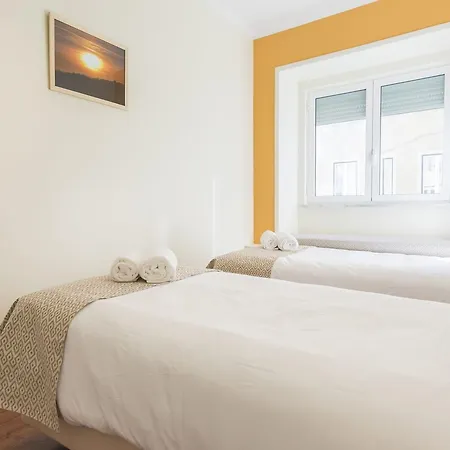Spacious 4bdr River View *