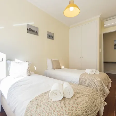 Spacious 4bdr River View *