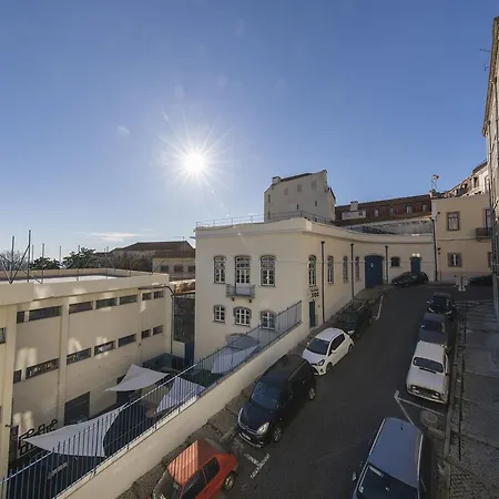 Spacious 4bdr River View Apartment *