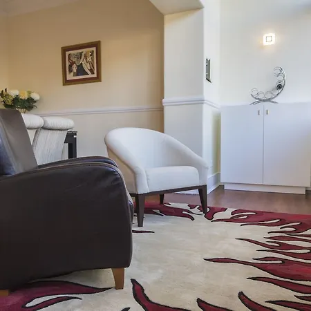 Spacious 4bdr River View *