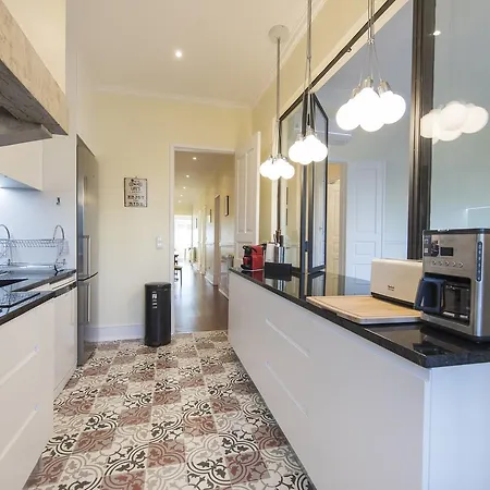 Spacious 4bdr River View Appartamento *