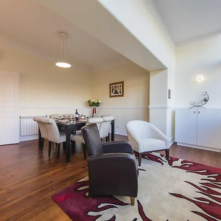 Spacious 4bdr River View Apartment *