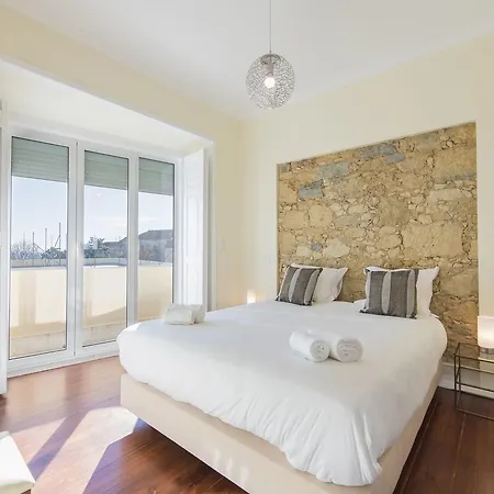 Spacious 4bdr River View Apartment Lisbon